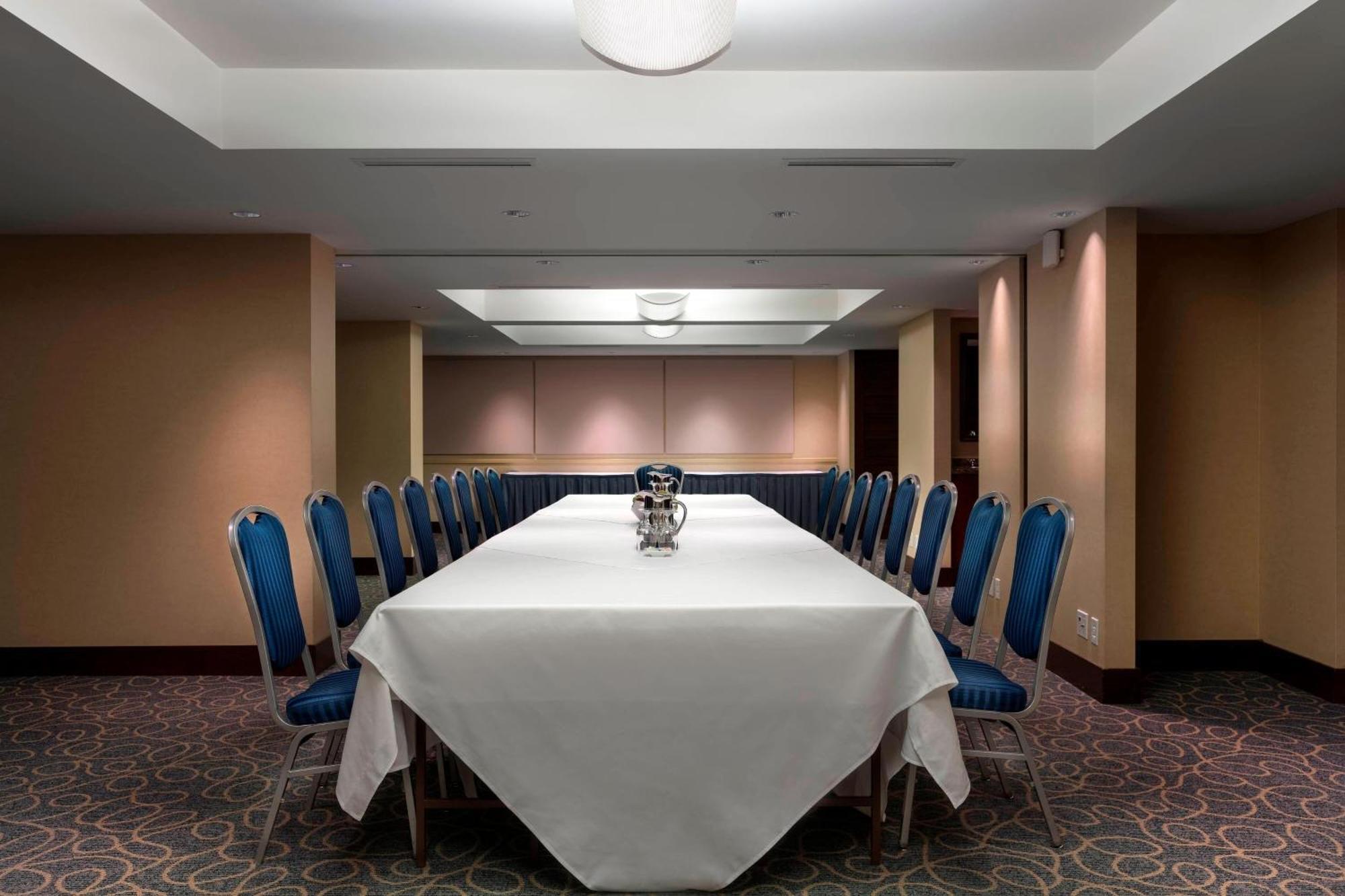 Delta Hotels By Marriott Burnaby Conference Centre Екстер'єр фото